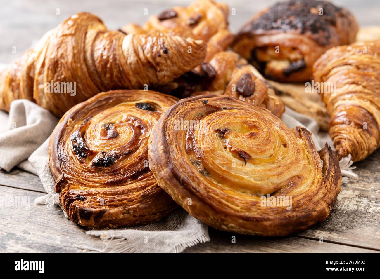Set di dolci da forno su un tavolo di legno Foto Stock