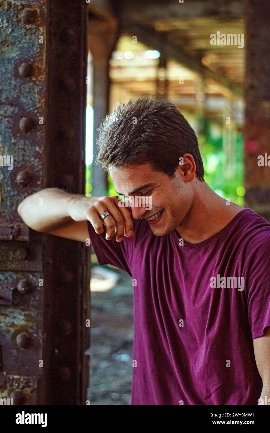 giovane uomo italiano adulto sorridente Foto Stock