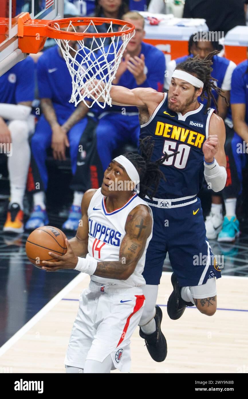 Los Angeles, Stati Uniti. 4 aprile 2024. Terance Mann (L) dei Los Angeles Clippers va al basket sotto la pressione di Aaron Gordon (R) dei Denver Nuggets durante una partita di basket NBA al Crypto.com Arena. Clippers 102:100 Nuggets Credit: SOPA Images Limited/Alamy Live News Foto Stock