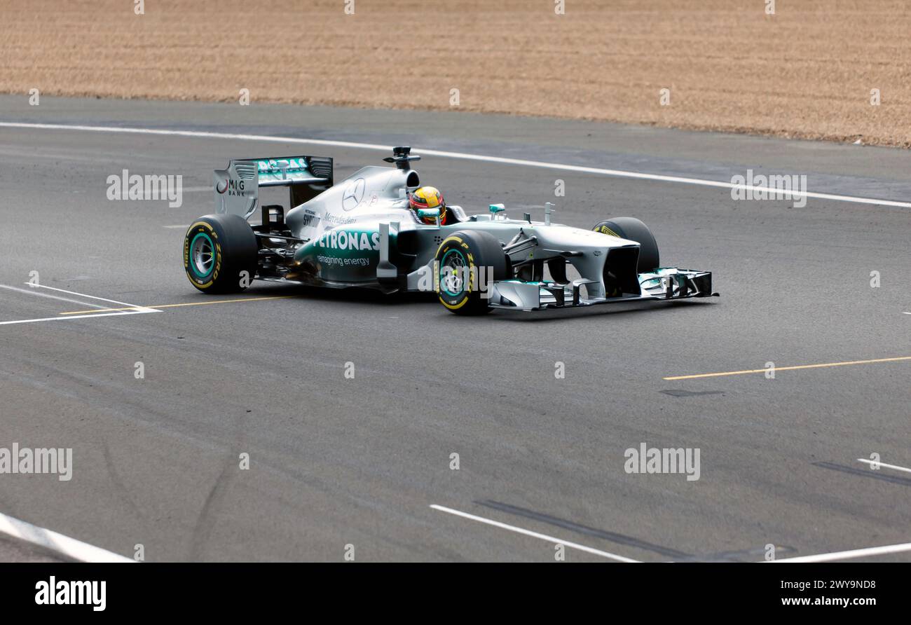 Esterban Gutierrez, alla guida dell'argento di Lewis Hamilton, 2013, Mercedes F1W04 durante il 75° anniversario della dimostrazione del Gran Premio a Silverstone Foto Stock