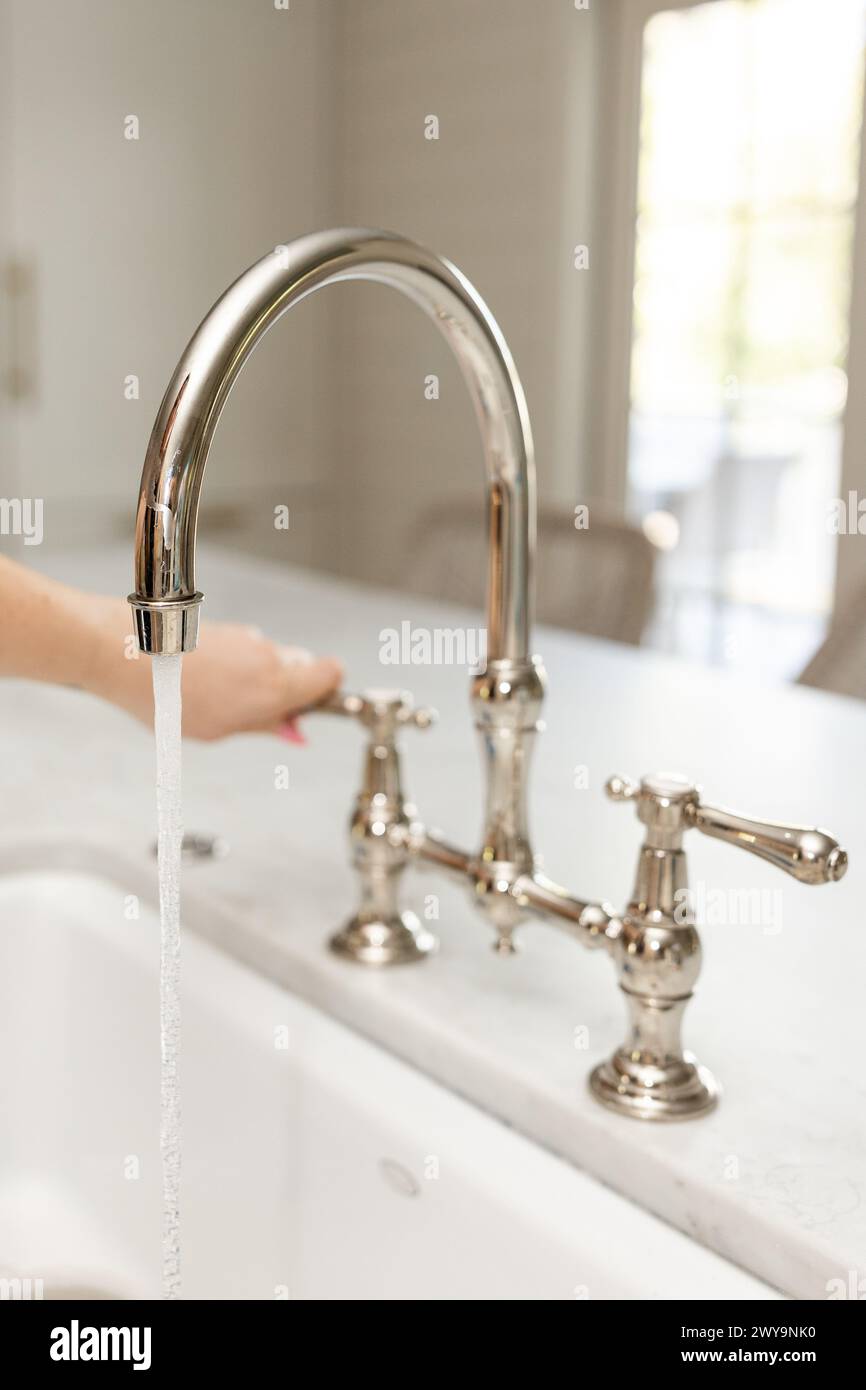 Acqua proveniente da un moderno rubinetto della cucina Foto Stock
