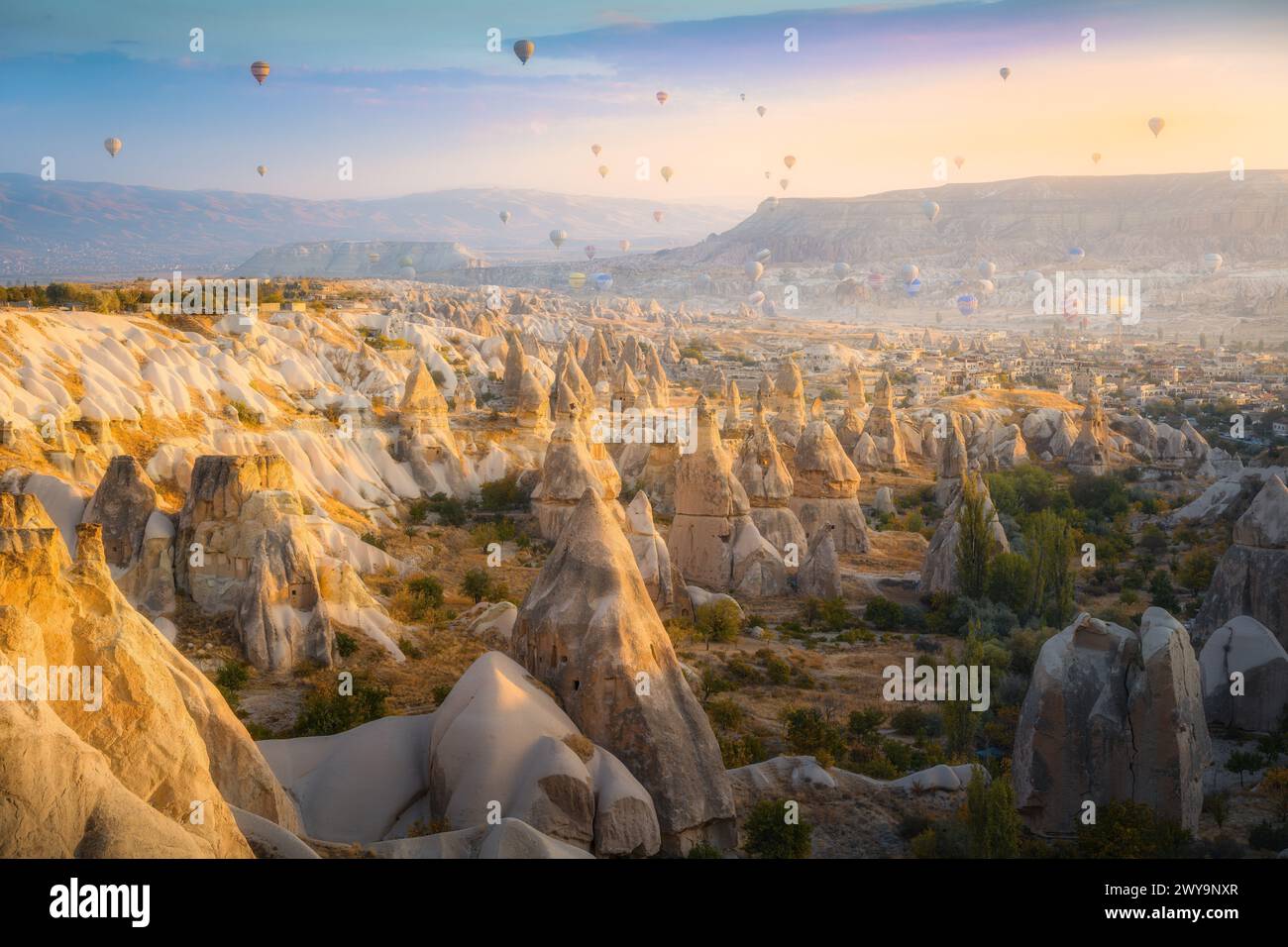 Magica alba in Cappadocia con mongolfiere e camini delle fate Foto Stock