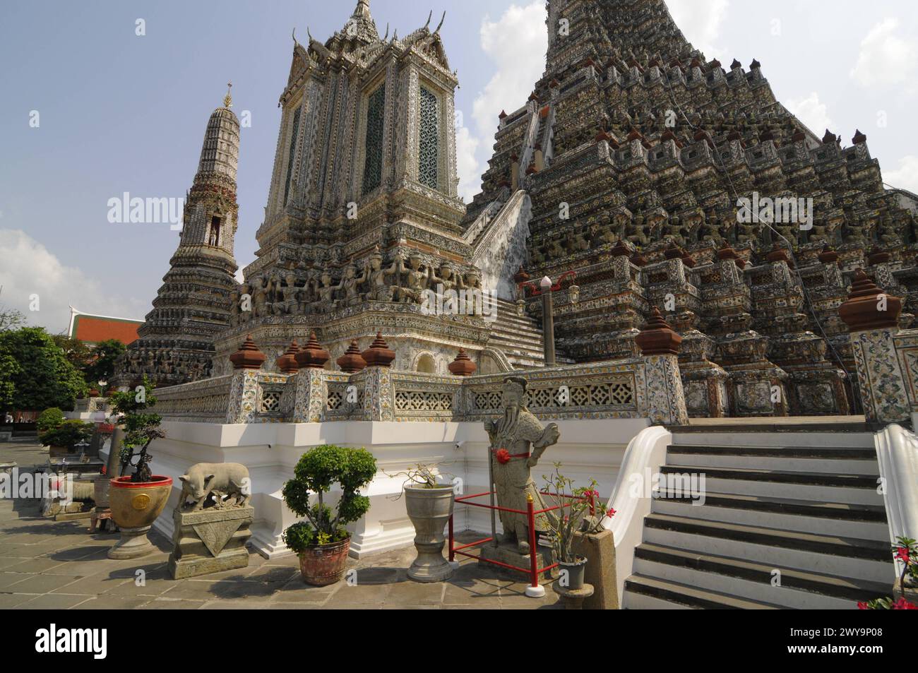 Wat Arun Ratchawararam Ratchawaramahawihan Wat Arun Temple of Dawn, un tempio buddista nel quartiere Yai di Bangkok, Thailandia, a sud-est di Asi Foto Stock