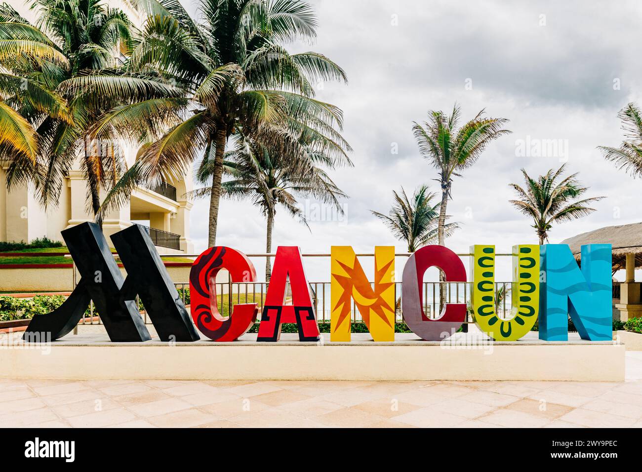 Colorato cartello del resort di Cancun con palme Foto Stock