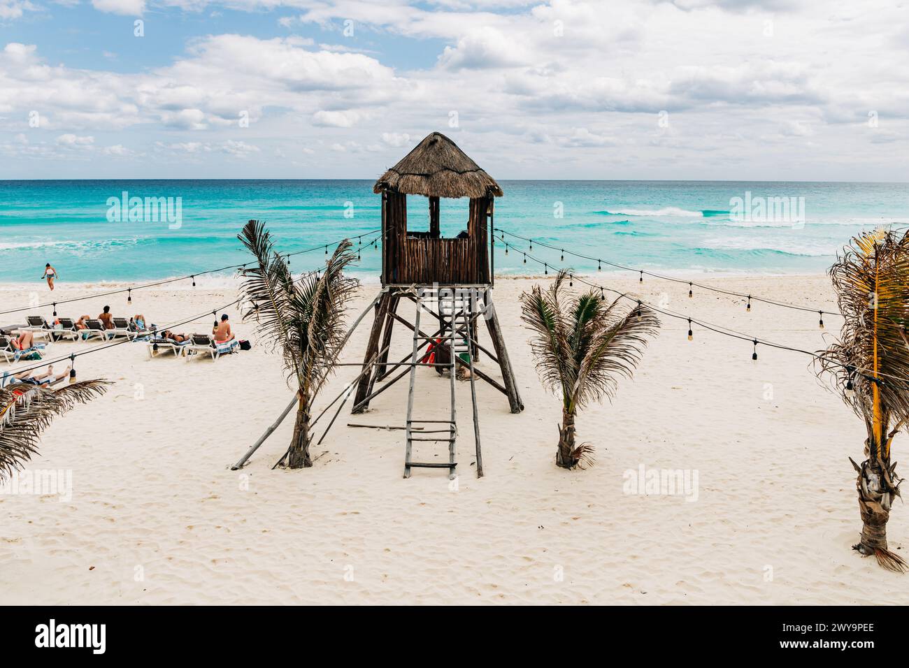 Posto bagnino su una spiaggia di sabbia bianca a Cancun Foto Stock