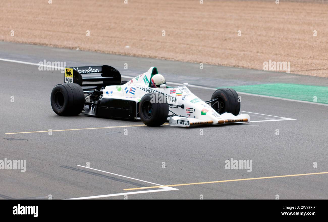 Un 1985, Toleman TG185 nel rettilineo Hamilton, durante il 75th Anniversary Demonstration of Grand prix Cars al Silverstone Festival 2023 Foto Stock