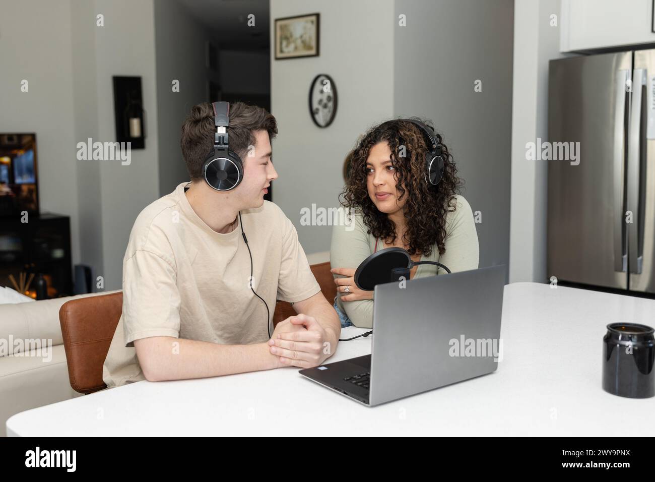 La coppia crea contenuti podcast dalla propria cucina Foto Stock