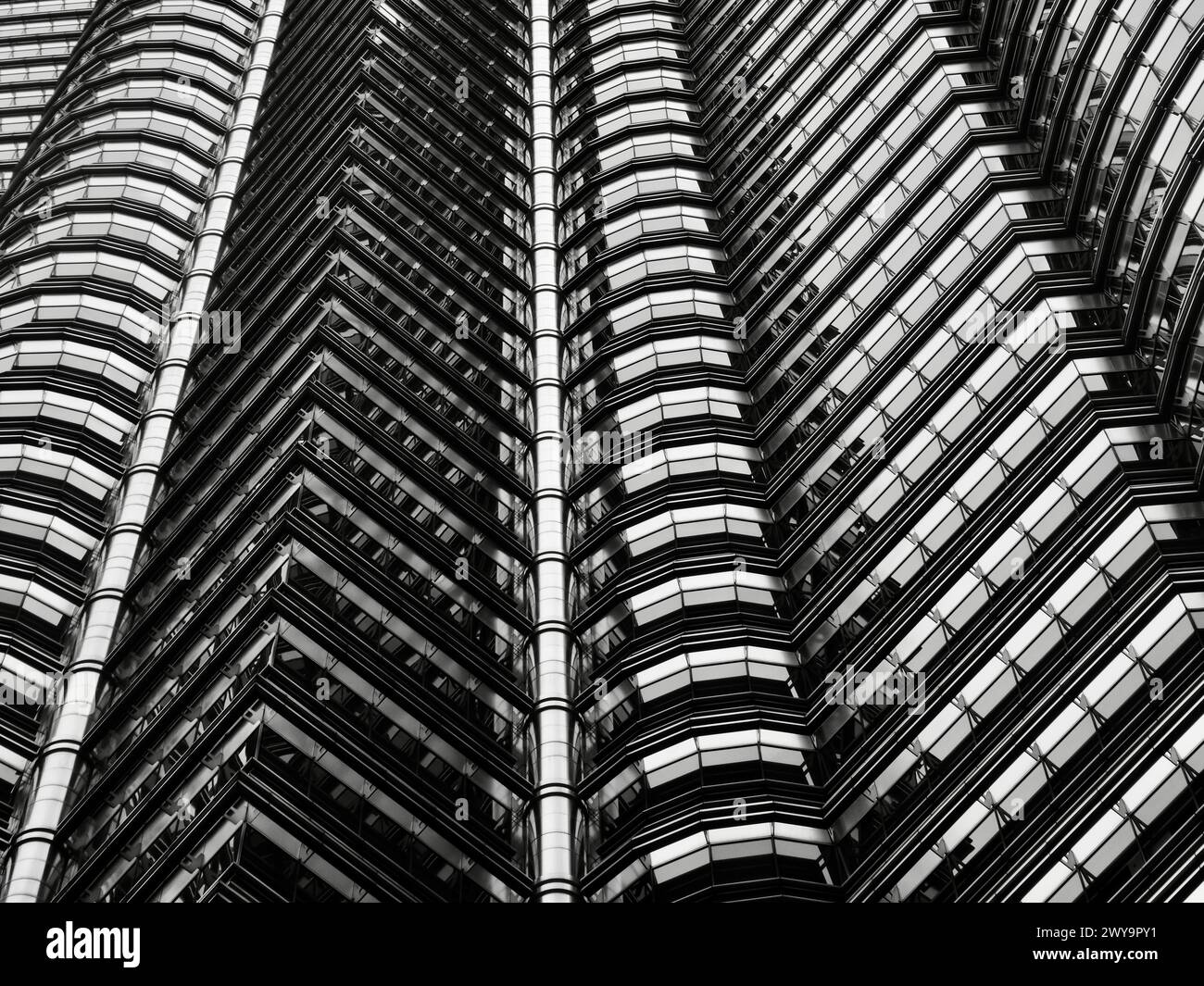 Edificio per uffici in vetro e acciaio dalle texture futuristiche Foto Stock