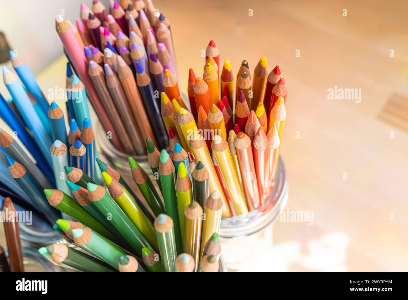 Vasi di matite colorate su scrivania in legno - Colorful - Art Room Foto Stock