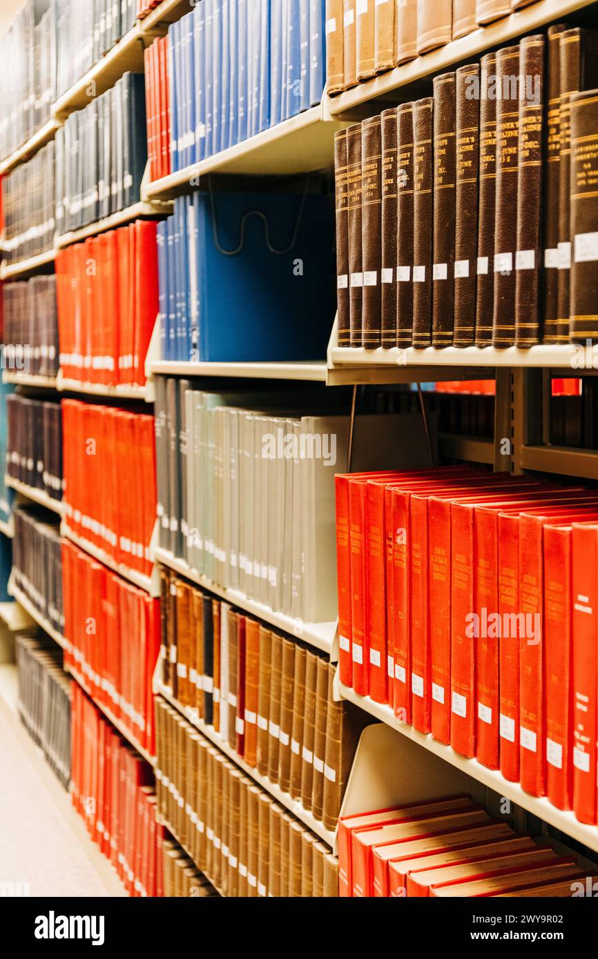 Scaffali con libri all'interno della biblioteca pubblica Foto Stock