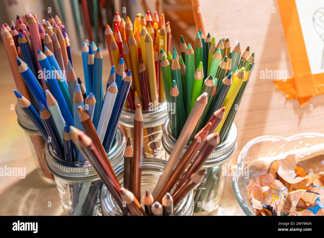 Vasetti di matite colorate Sun - Art Studio scrivania colorata calda luminosa Foto Stock