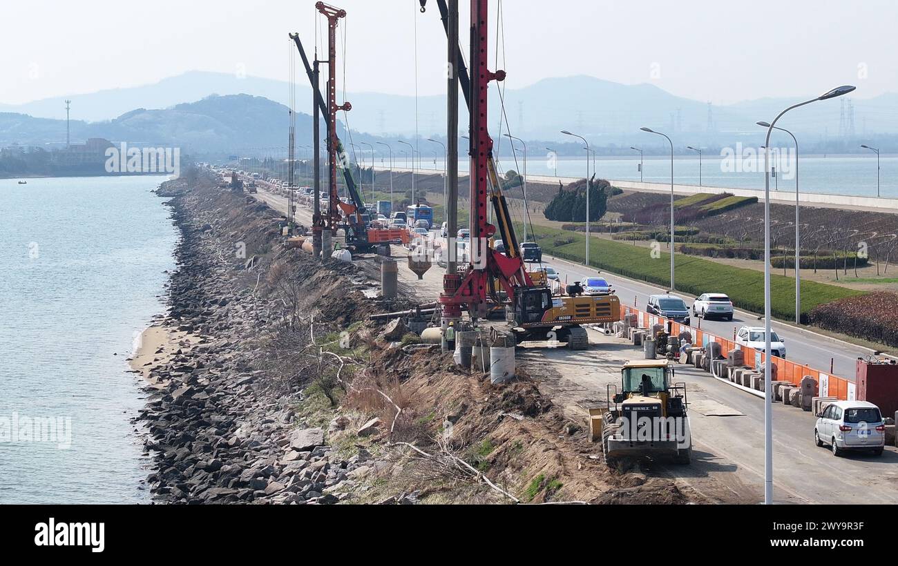 Rongcheng. 29 marzo 2024. Una foto scattata il 29 marzo 2024 mostra i lavoratori che operano in un cantiere di un gasdotto per la fornitura di calore nella città di Rongcheng, nella provincia di Shandong nella Cina orientale. PER ANDARE CON "la centrale nucleare di nuova generazione inizia la fornitura di calore nella Cina orientale" credito: Li Zhihao/Xinhua/Alamy Live News Foto Stock