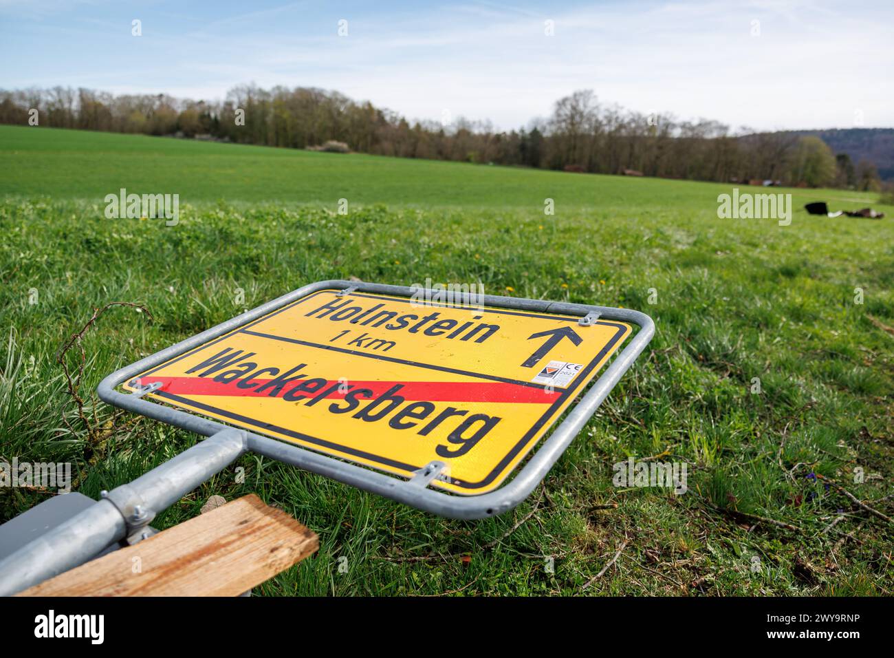 Berching, Germania. 5 aprile 2024. Il cartello per il distretto di Wackersberg è steso a terra, soffiato da forti venti. Circa 30 edifici nel distretto di Neumarkt in der Oberpfalz sono stati danneggiati dagli effetti del tempo. Circa 20 edifici agricoli e 10 edifici residenziali, secondo un portavoce dei vigili del fuoco. Oltre ai danni del tetto, le finestre sono state frantumate dalle tegole del tetto e le porte del garage sono state strappate. Crediti: Daniel Karmann/dpa/Alamy Live News Foto Stock