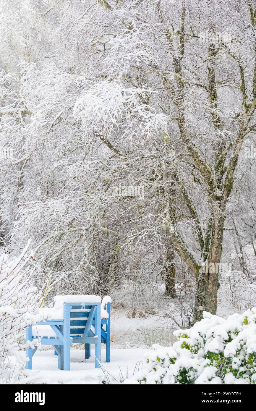 Mobili da giardino ricoperti di neve sul terrazzo in inverno Foto Stock