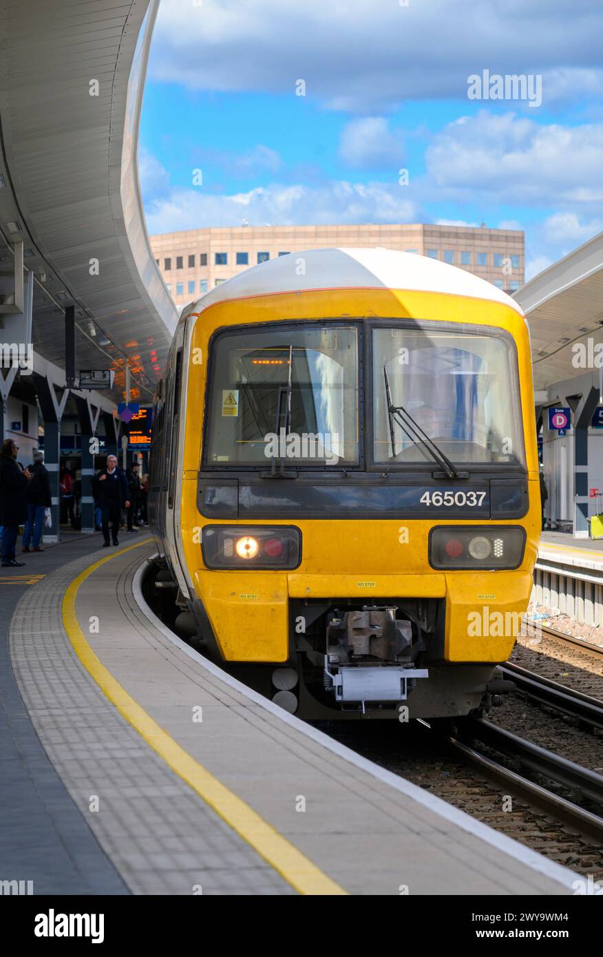 Treno passeggeri sudorientale classe 465 alla stazione ferroviaria di London Bridge, Londra, Inghilterra. Foto Stock