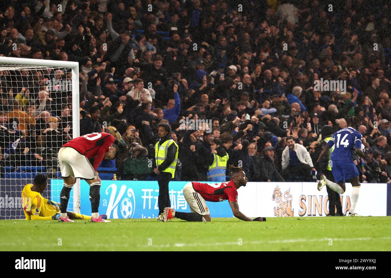 Stamford Bridge, Londra, Regno Unito il 4 aprile 2024. Londra, Regno Unito. 4 aprile 2024. Man Utd dejection dopo il quarto gol del Chelsea, segnato da Cole Palmer (C) (4-2) nella partita Chelsea contro Manchester United EPL, allo Stamford Bridge, Londra, Regno Unito, il 4 aprile 2024. Crediti: Paul Marriott/Alamy Live News Foto Stock