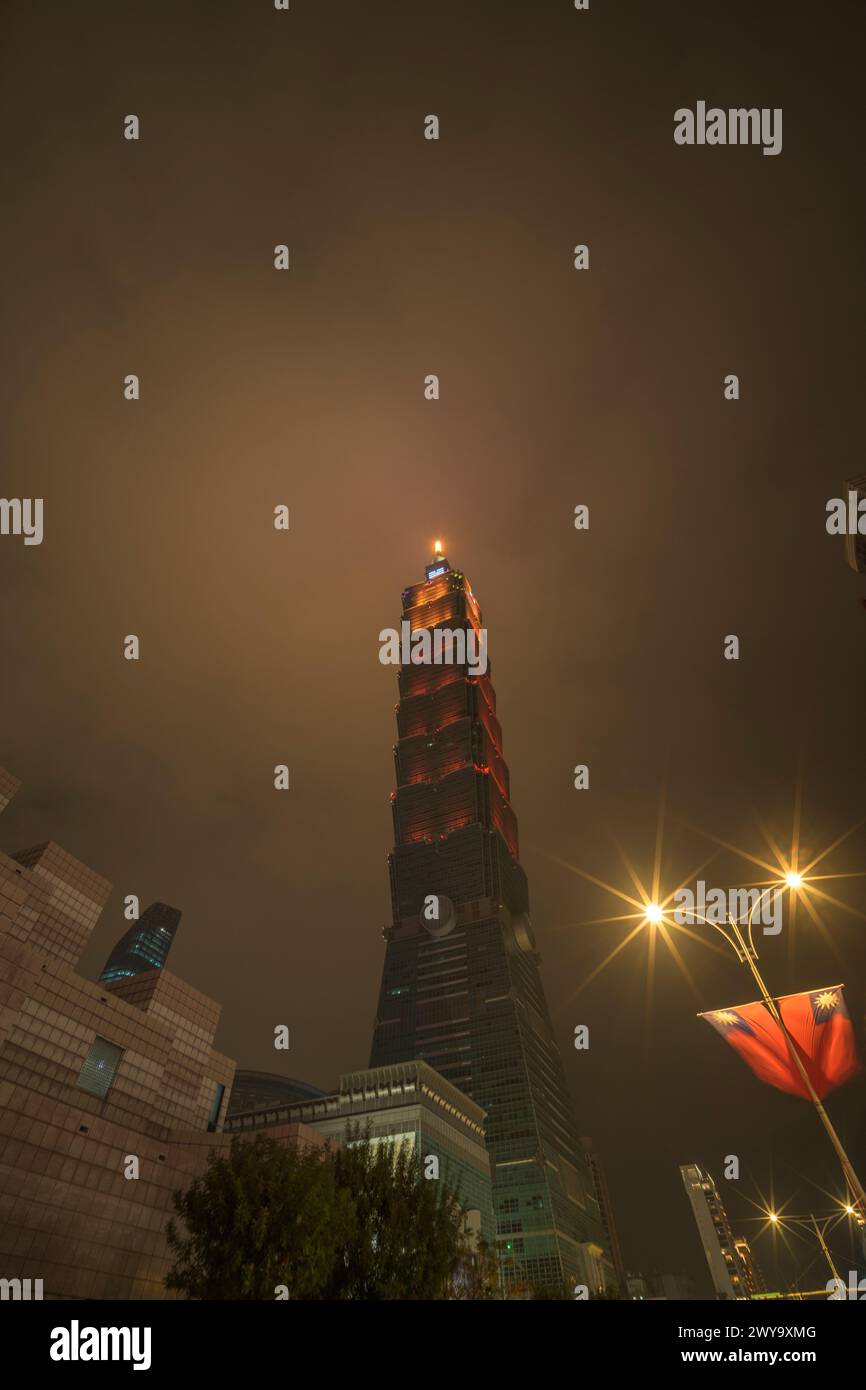 L'iconico grattacielo Taipei 101 si illumina contro il cielo notturno Foto Stock
