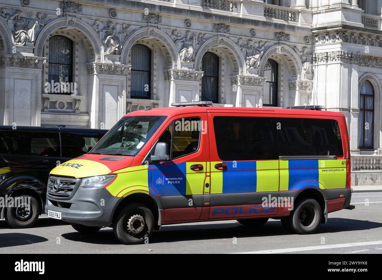 Red Metropolitan Police van, il furgone degli ufficiali armati dell'unità di protezione diplomatica, strade di pattugliamento nella City di Londra, Inghilterra. Foto Stock