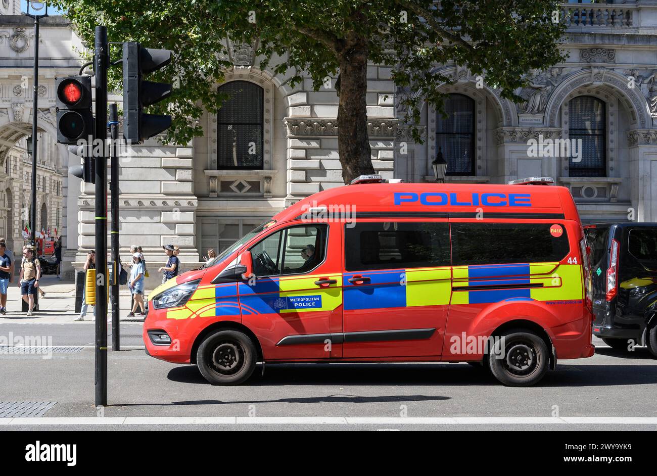 Red Metropolitan Police van, il furgone degli ufficiali armati dell'unità di protezione diplomatica, strade di pattugliamento nella City di Londra, Inghilterra. Foto Stock