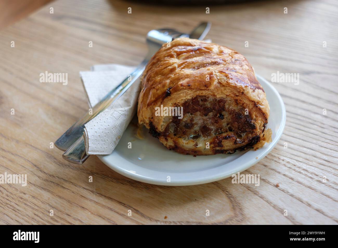 Un grande involtino di salsiccia su un piatto per il pranzo Loaf Cafe Bristol Beacon UK Foto Stock