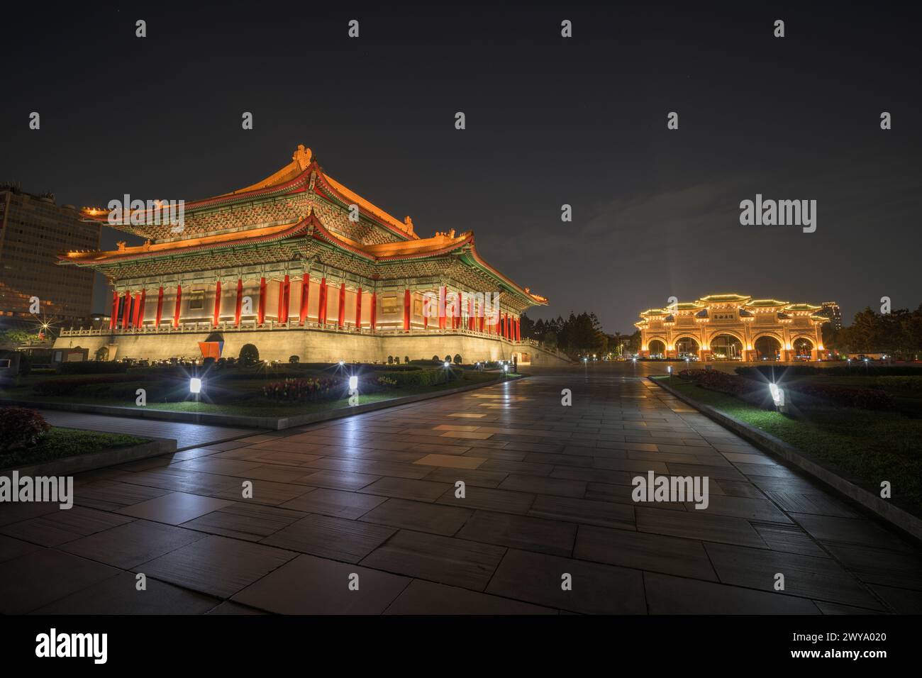 Una vista suggestiva della sala del Teatro Nazionale e dell'Arco di Piazza della libertà di notte Foto Stock