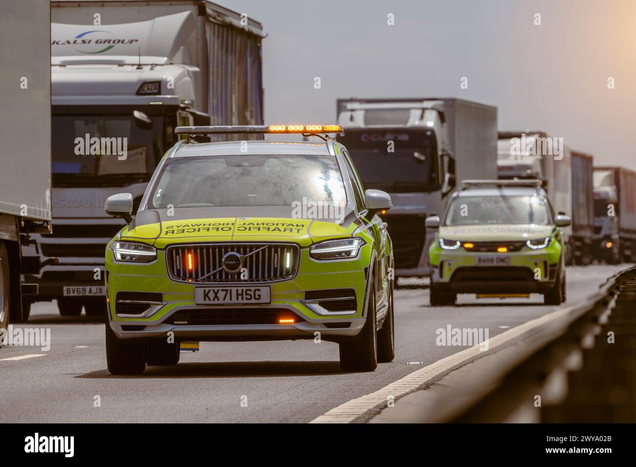 Agenti del traffico delle autostrade nazionali che assistono a un incidente su un'autostrada intelligente in Inghilterra. Foto Stock