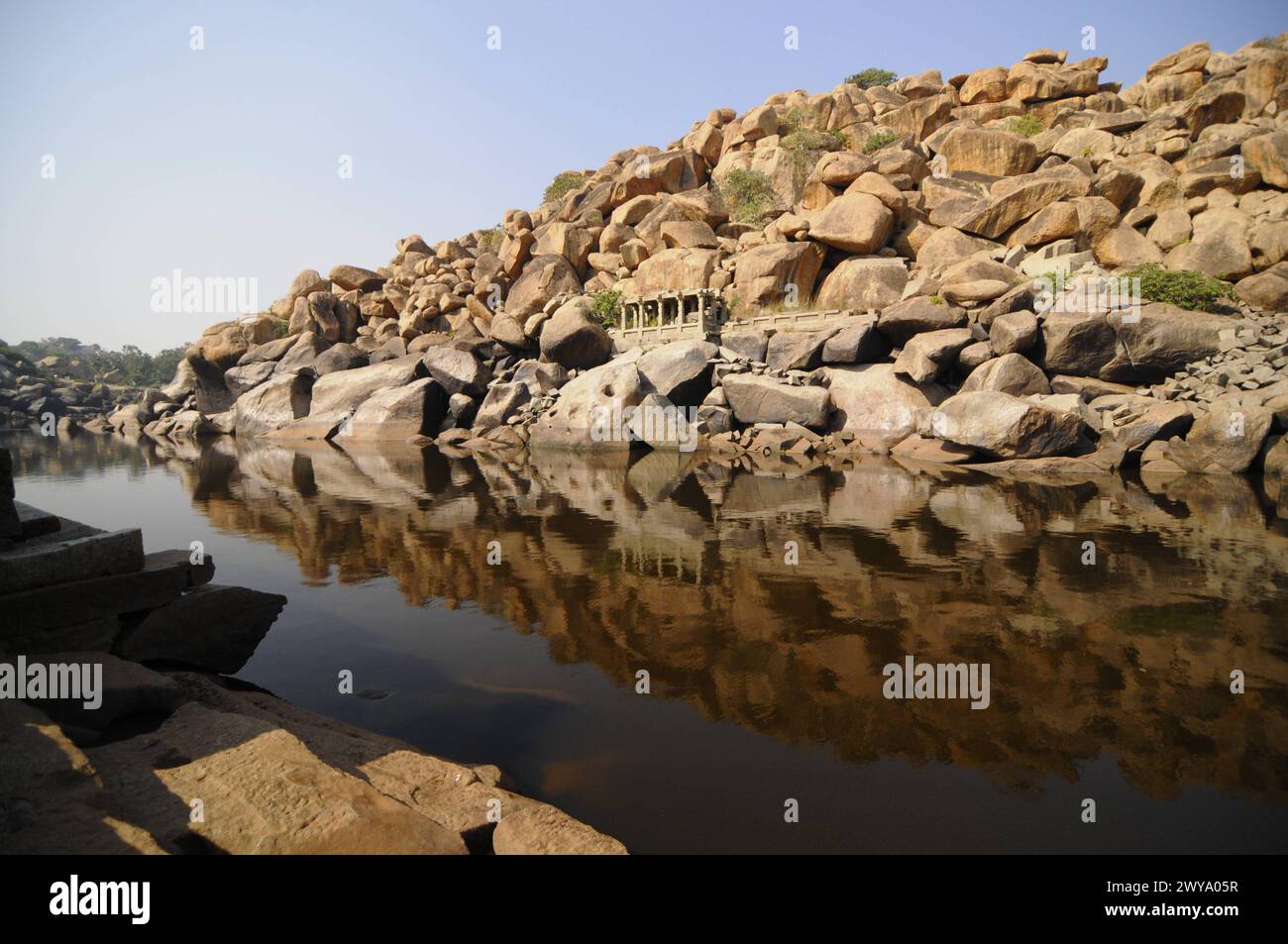 Fiume Tungabhadra e formazioni rocciose, Hampi, Karnataka, India, Asia Copyright: MichaelxSzafarczyk 1235-1506 Foto Stock