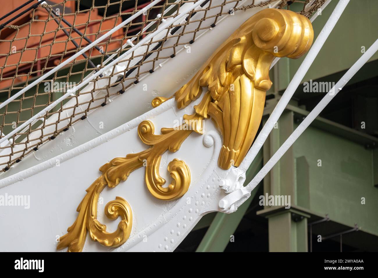 Stralsund, Germania. 5 aprile 2024. Il "Gorch Fock 1" ha lasciato la sala della costruzione navale. Dopo aver trascorso diversi mesi nella grande sala di costruzione navale del cantiere navale Volkswerft di Stralsund, il tradizionale veliero "Gorch Fock 1" di oltre 90 anni è tornato all'aria aperta. Lo stesso giorno, l'ex nave addestratrice a vela ha lasciato la sala del cantiere con un nuovo, scintillante rivestimento bianco di vernice, dove i costruttori navali hanno effettuato estesi lavori di ristrutturazione. In futuro, la nave sarà nuovamente aperta al pubblico come nave museo. Crediti: Stefan Sauer/dpa/Alamy Live News Foto Stock