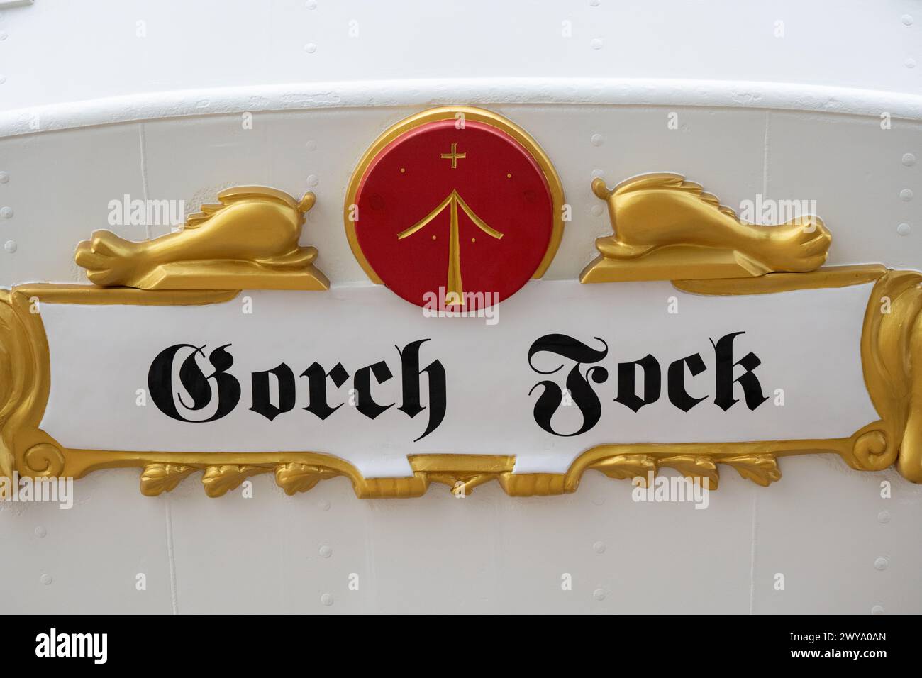 Stralsund, Germania. 5 aprile 2024. Il "Gorch Fock 1" ha lasciato la sala della costruzione navale. Dopo aver trascorso diversi mesi nella grande sala di costruzione navale del cantiere navale Volkswerft di Stralsund, il tradizionale veliero "Gorch Fock 1" di oltre 90 anni è tornato all'aria aperta. Lo stesso giorno, l'ex nave addestratrice a vela ha lasciato la sala del cantiere con un nuovo, scintillante rivestimento bianco di vernice, dove i costruttori navali hanno effettuato estesi lavori di ristrutturazione. In futuro, la nave sarà nuovamente aperta al pubblico come nave museo. Crediti: Stefan Sauer/dpa/Alamy Live News Foto Stock