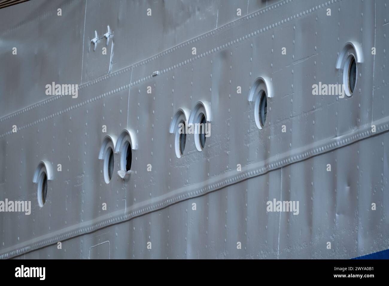 Stralsund, Germania. 5 aprile 2024. Il "Gorch Fock 1" ha lasciato la sala della costruzione navale. Dopo aver trascorso diversi mesi nella grande sala di costruzione navale del cantiere navale Volkswerft di Stralsund, il tradizionale veliero "Gorch Fock 1" di oltre 90 anni è tornato all'aria aperta. Lo stesso giorno, l'ex nave addestratrice a vela ha lasciato la sala del cantiere con un nuovo, scintillante rivestimento bianco di vernice, dove i costruttori navali hanno effettuato estesi lavori di ristrutturazione. In futuro, la nave sarà nuovamente aperta al pubblico come nave museo. Crediti: Stefan Sauer/dpa/Alamy Live News Foto Stock