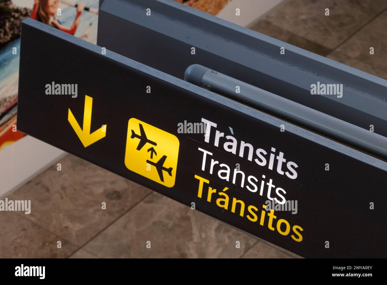 Cartello di transito all'aeroporto di Alicante, Spagna Foto Stock