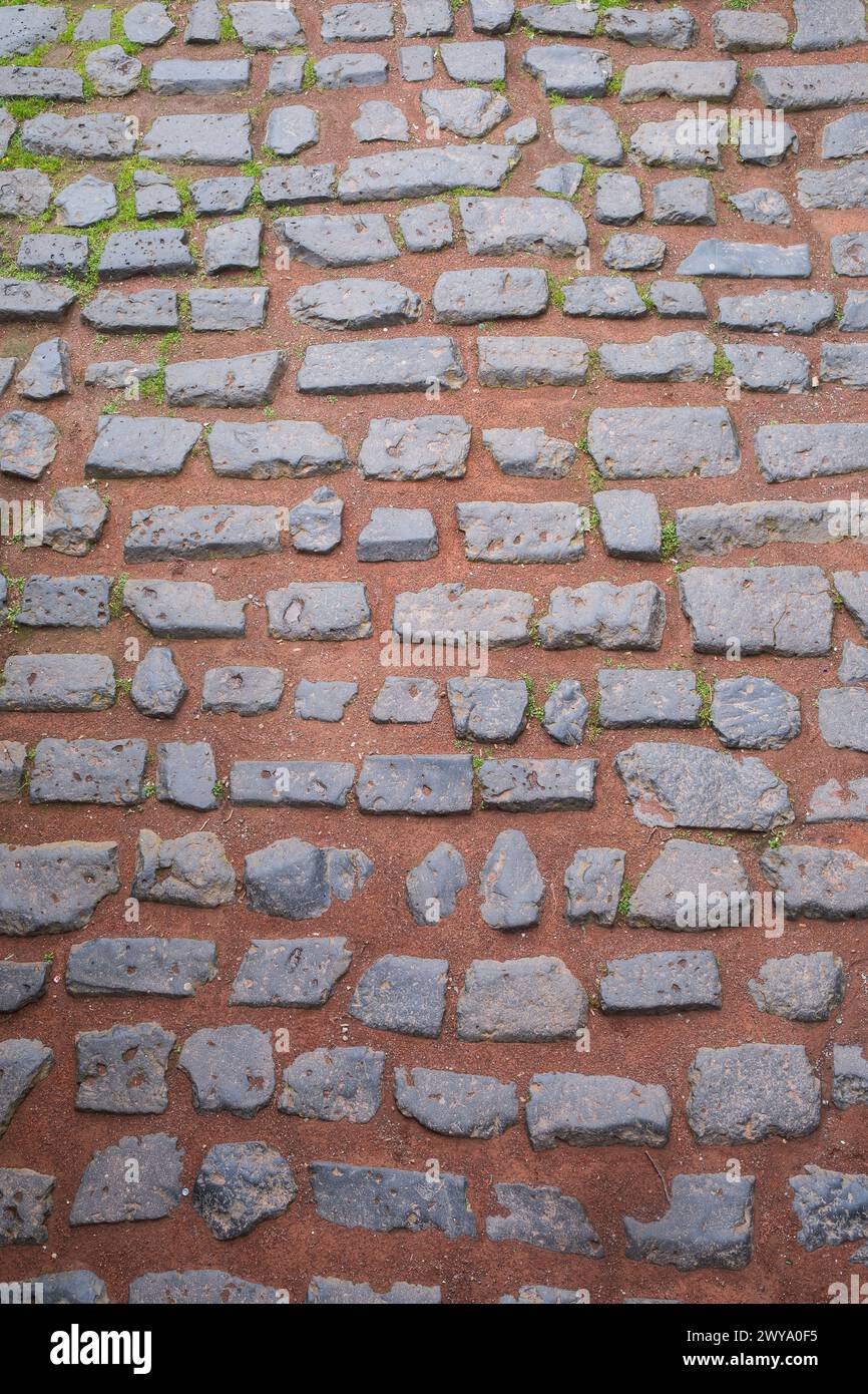Sezione della strada del porto romano all'attuale Roncalliplatz di Colonia. La pavimentazione di basalto risale al III o IV secolo d.C. Foto Stock