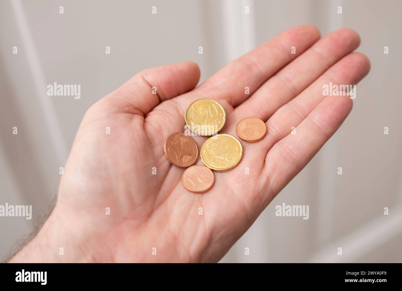 Mano con monete da cent di euro Foto Stock
