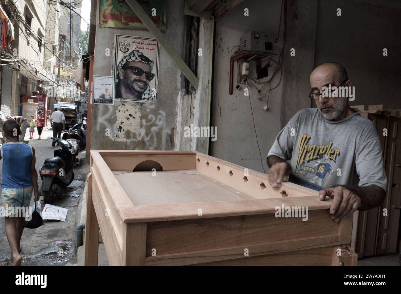 Fare mobili per le strade del campo profughi Sabra-Shatila in Libano Foto Stock