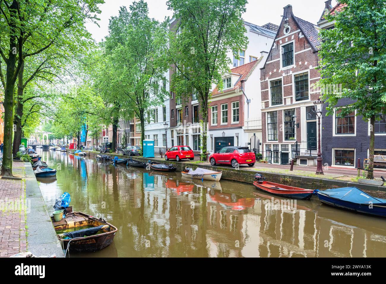 Amsterdam, Paesi Bassi - 12 giugno 2019: Vista diurna con tipiche case olandesi, canali e negozi ad Amsterdam, Paesi Bassi Foto Stock