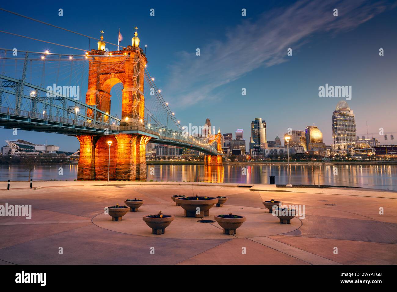Cincinnati, Ohio, Stati Uniti. Immagine del paesaggio urbano di Cincinnati, Ohio, skyline del centro degli Stati Uniti con il ponte sospeso John A. Roebling e riflesso del cit Foto Stock