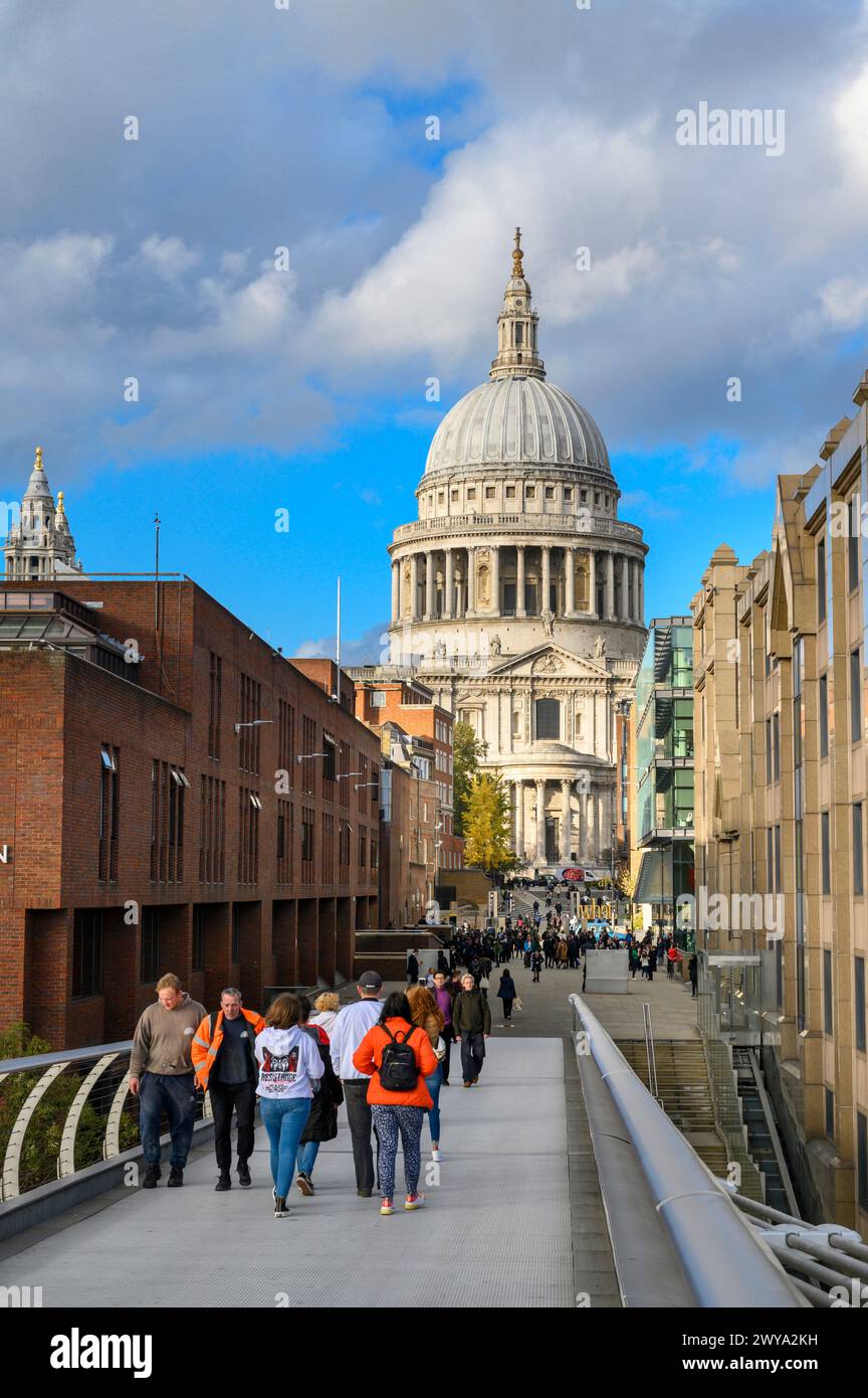 Persone che attraversano il Millennium Bridge verso la Cattedrale di St Paul nella City di Londra, Inghilterra. Foto Stock