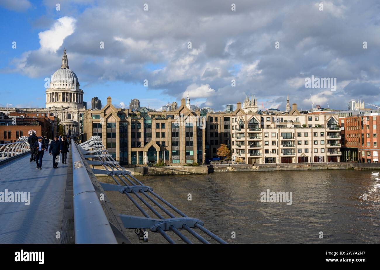 Persone che attraversano il Millennium Bridge verso la Cattedrale di St Paul nella City di Londra, Inghilterra. Foto Stock