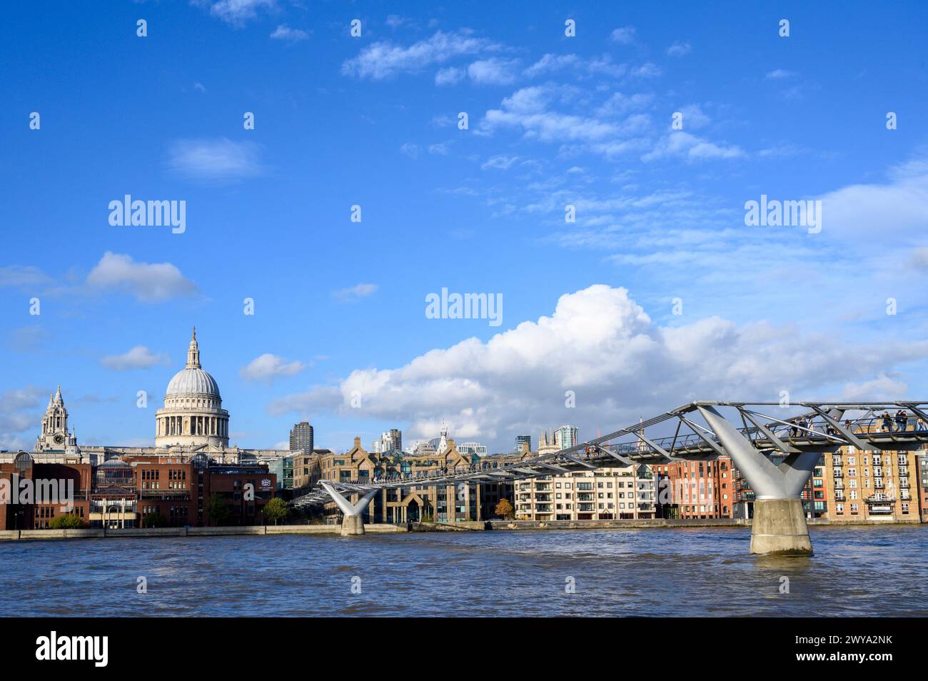 Persone che attraversano il Millennium Bridge verso la Cattedrale di St Paul nella City di Londra, Inghilterra. Foto Stock