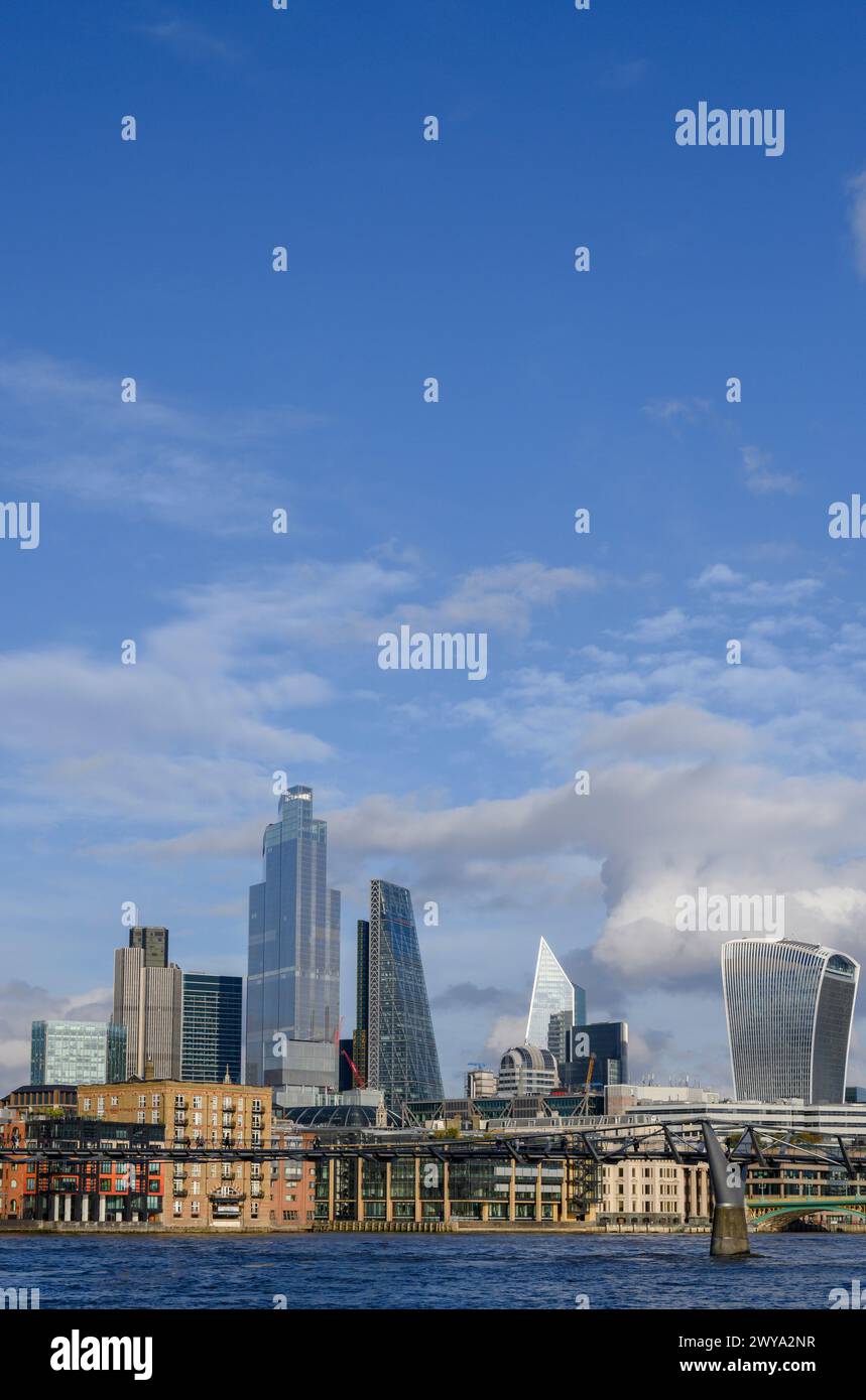 Grattacieli sullo skyline della City di Londra, visibili sul Tamigi, Londra, Inghilterra. Foto Stock