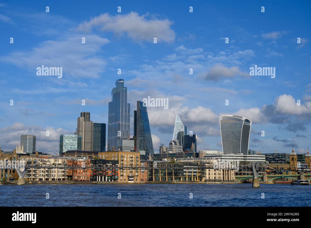 Grattacieli sullo skyline della City di Londra, visibili sul Tamigi, Londra, Inghilterra. Foto Stock
