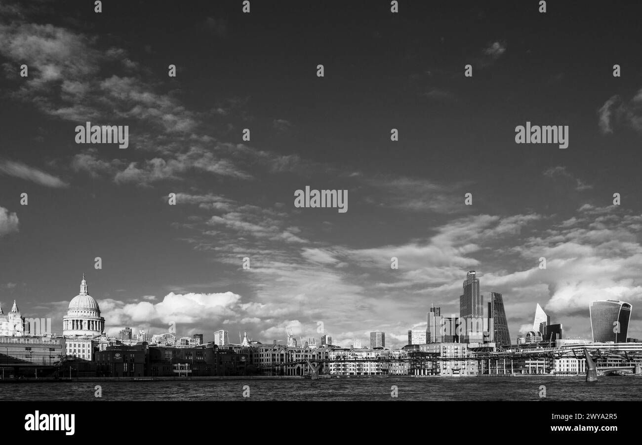 Lo skyline di Londra si vede dall'altra parte del Tamigi dalla South Bank, Londra, Inghilterra. Foto Stock