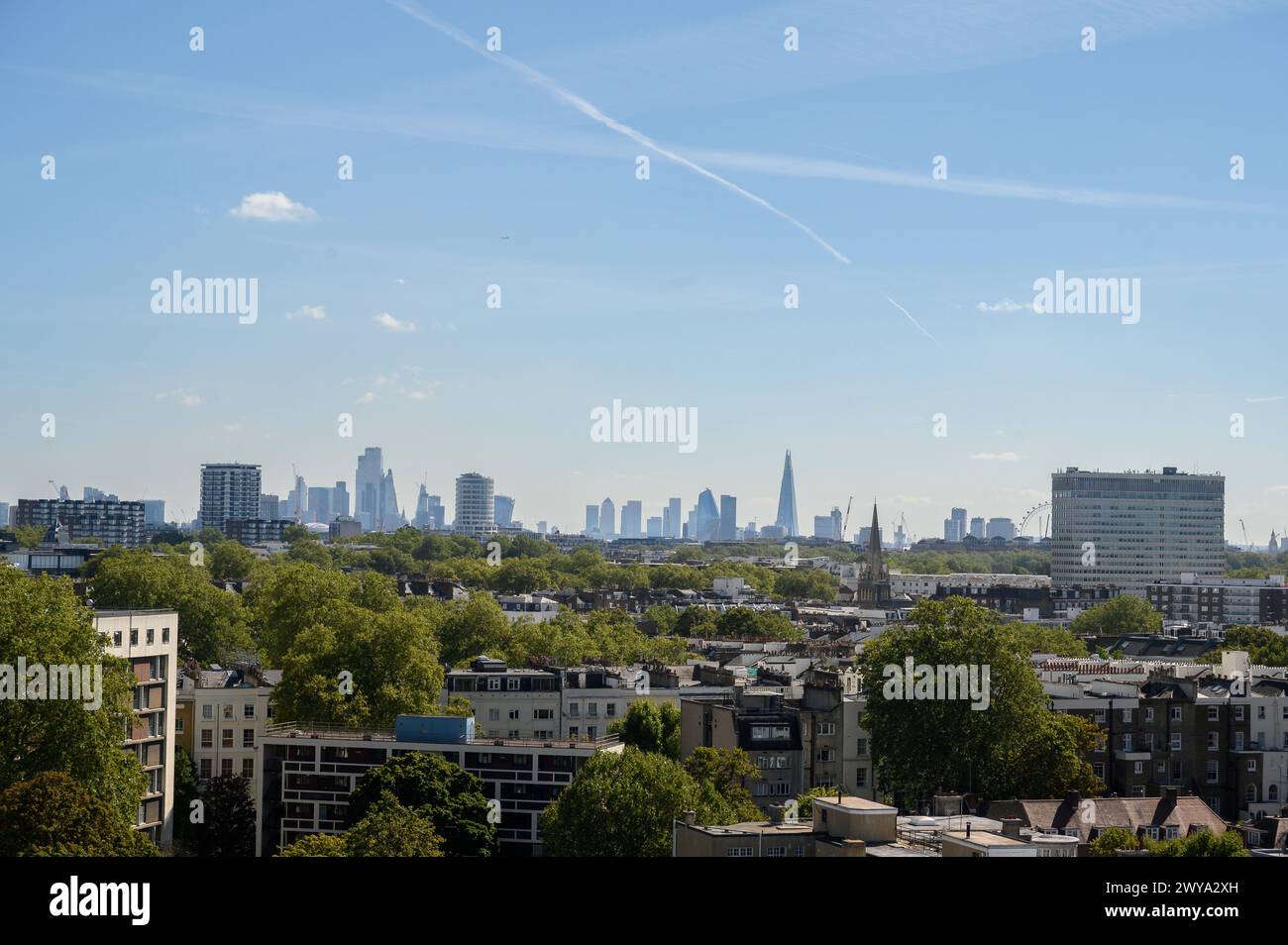 Vista dello skyline di Londra che mostra i grattacieli nel quartiere finanziario e il London Eye, Londra, Inghilterra. Foto Stock