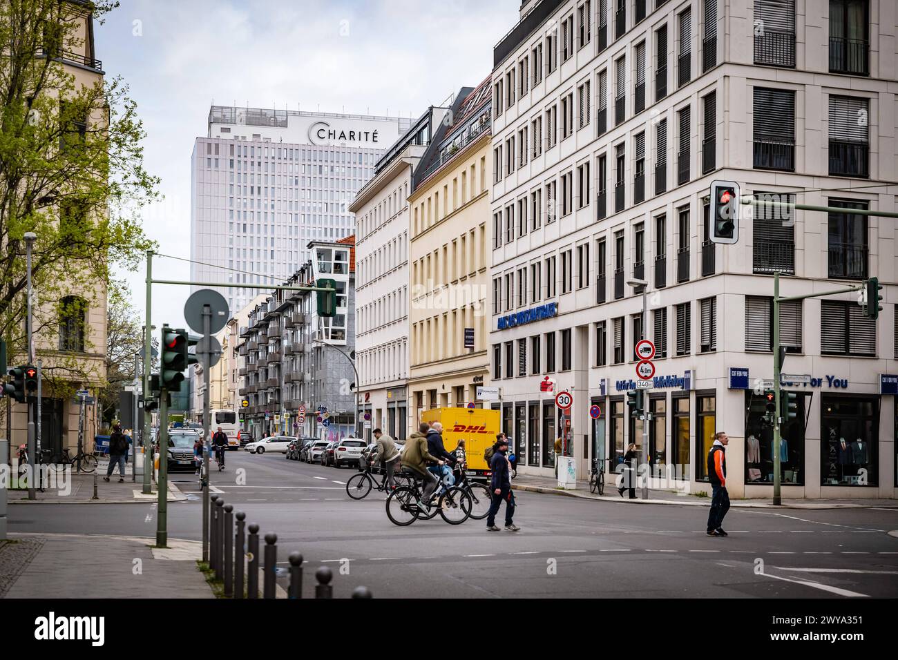 Berlin Mitte , Universitätsklinikum CharitÃ / Charite Campus Mitte Luisenstraße - 05.04.2024 CharitÃ Berlin *** Berlin Mitte , University Hospital Charité Charite Campus Mitte Luisenstraße 05 04 2024 Charité Berlin Foto Stock