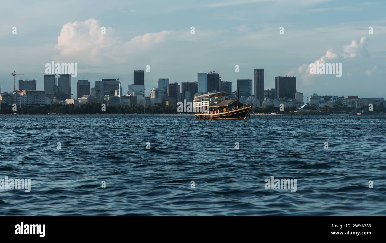 Vista del centro di Rio con una barca per il tempo libero in primo piano, Rio de Janeiro, Brasile, Sud America Copyright: AlexandrexRotenberg 1243-487 Foto Stock