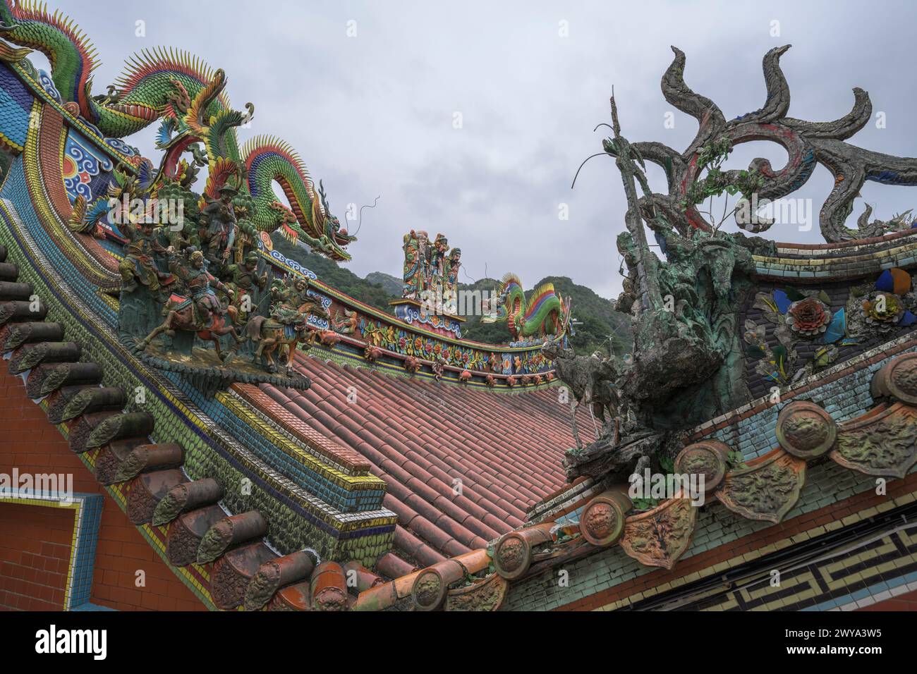 Vista che mostra il tetto del tempio Chuen Ji Hall decorato con draghi Foto Stock