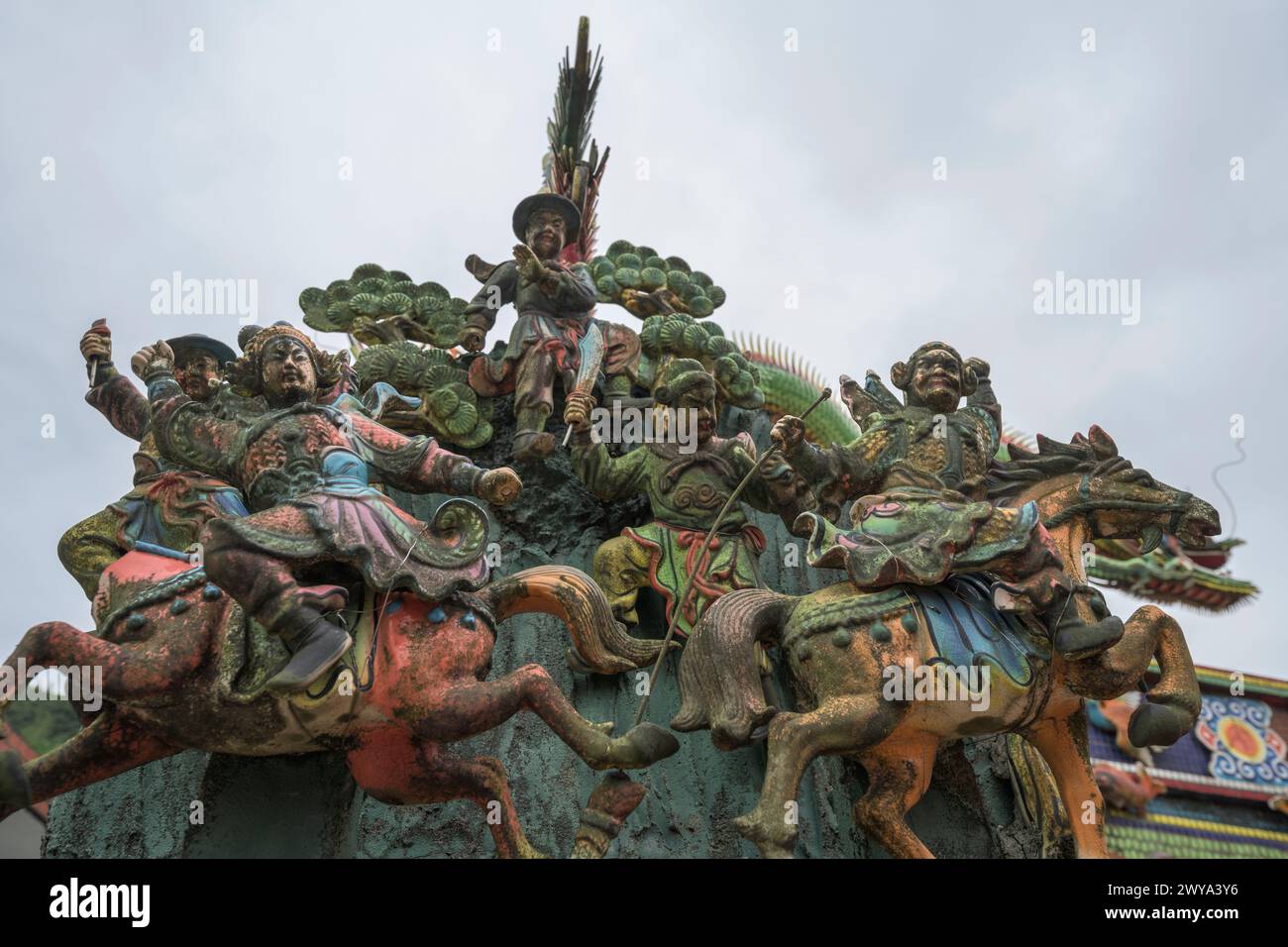 Dettaglio di una delle statue del tetto del tempio altamente decorato Chuen Ji Hall Foto Stock