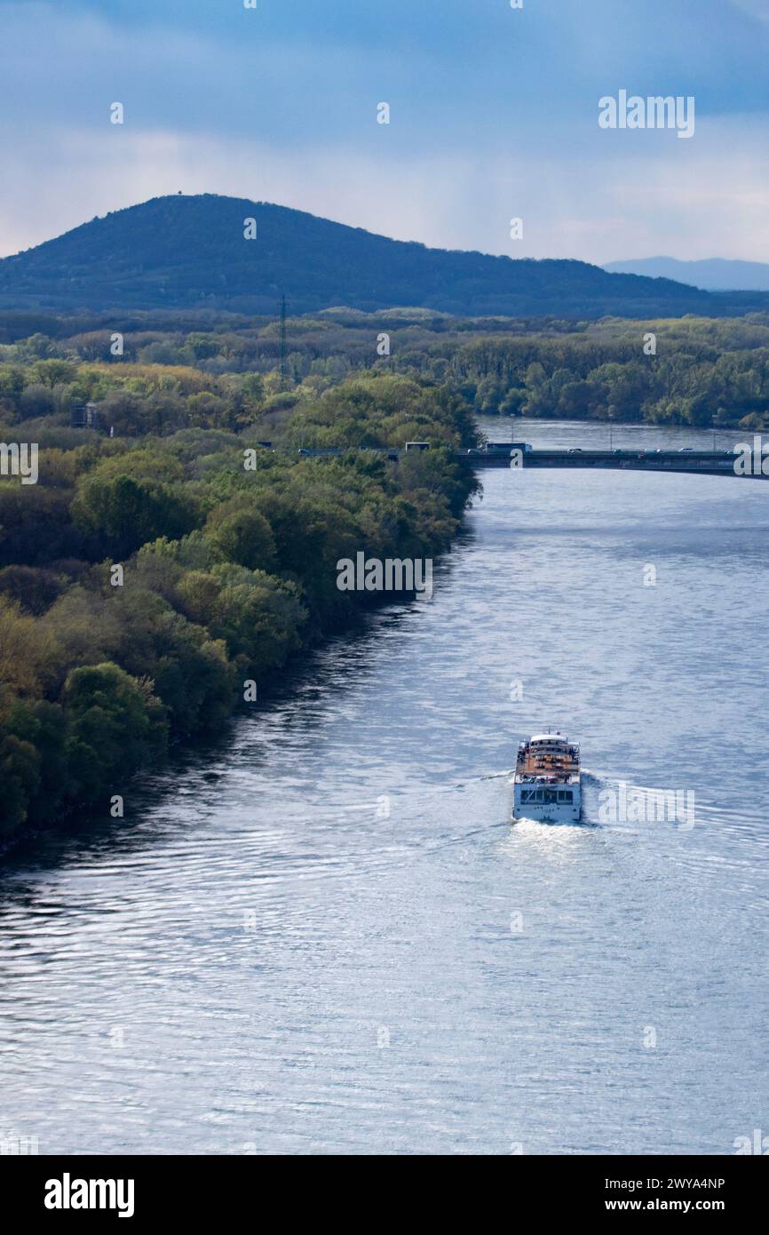 Bratislava, Slovacchia. 2 aprile 2024. SLOVACCHIA; BRATISLAVA; 20240402; Una nave da crociera fluviale naviga sul Danubio vicino alla capitale slovacca Bratislava verso Hainburg (Austria), fotografata il 2 aprile 2024. // SLOWAKEI; BRATISLAVA; 20240402; Ein Fluss - Kreuzfahrtschiff fährt an der Donau bei der slowakischer Hauptstadt Bratislava Richtung Hainburg (Österreich), fotografiert AM 02. Aprile 2024. - 20240402 PD11825 credito: APA-PictureDesk/Alamy Live News Foto Stock