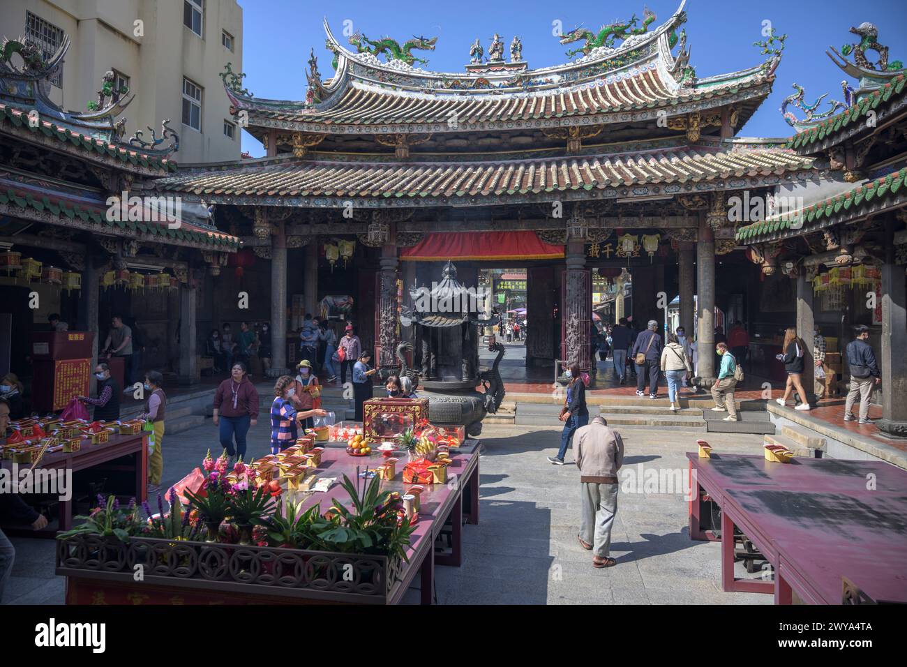 Vivace scena di una giornata intensa nel tempio di Mazu Foto Stock