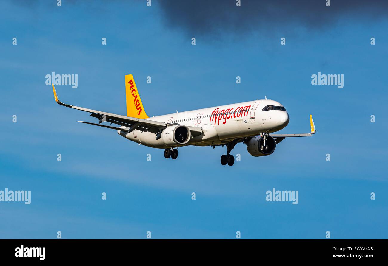 Un Airbus A321-251NX (Airbus A321neo) operato da Pegasus Airlines si trova all'ultimo avvicinamento all'aeroporto di Zurigo. Registrazione TC-RDK. (Zurigo, Svizzera, Foto Stock